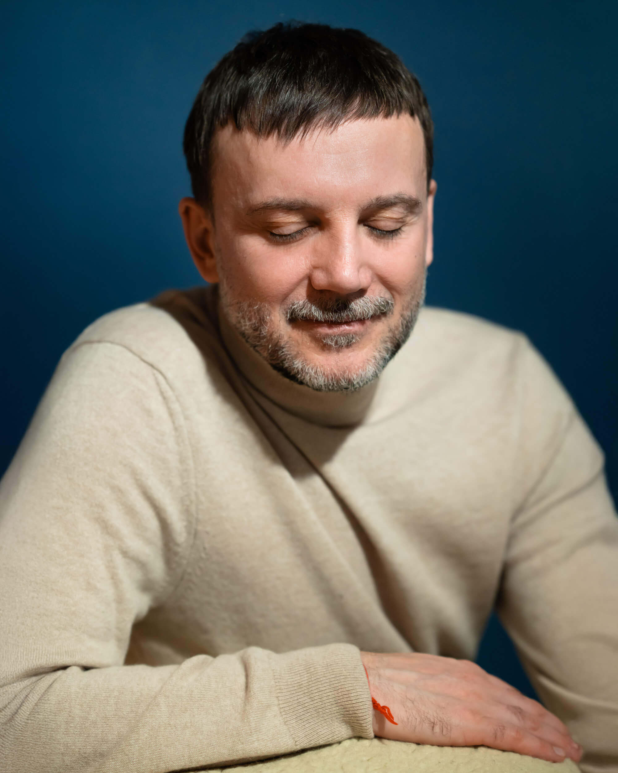 Rafael Prentki, Traumatherapeut, NARM practitioner, schaut freundlich, sanft mit geschlossen Augen nach unten