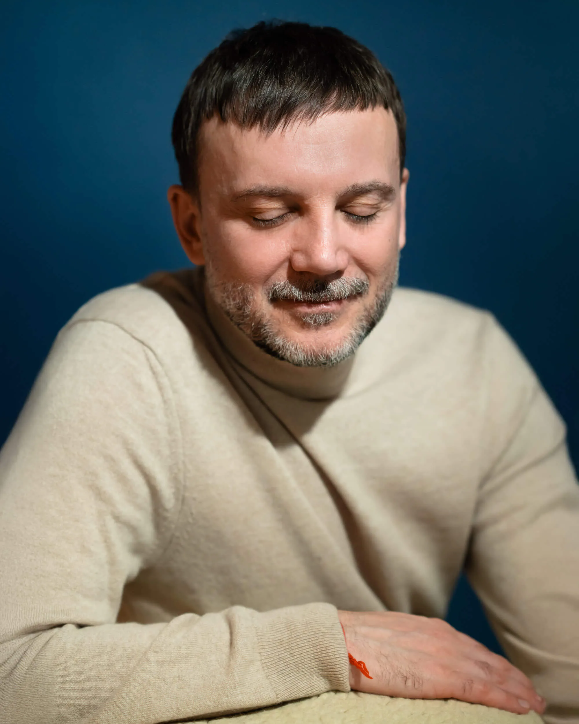 Rafael Prentki, Traumatherapeut, NARM practitioner, schaut freundlich, sanft mit geschlossen Augen nach unten