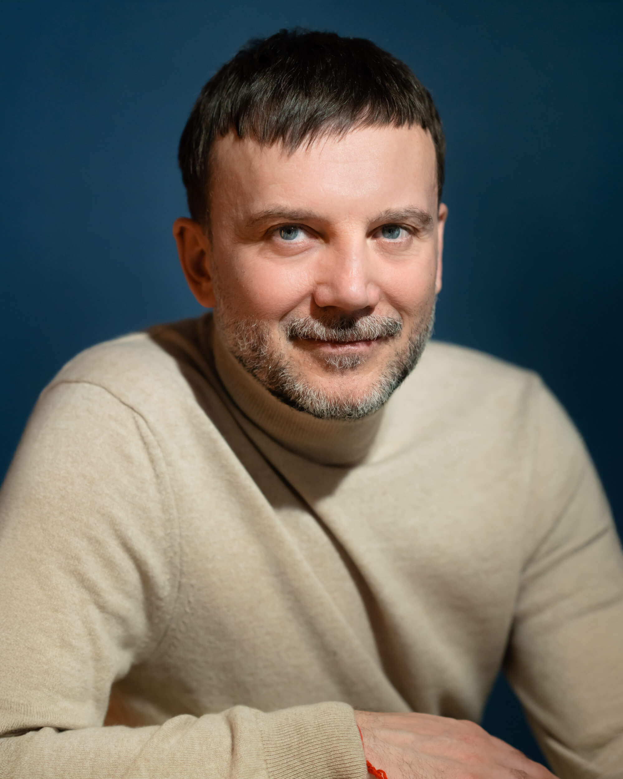 schaut frontal , weicher Blick, freundliches offenes Lächeln, weicher und sanfter Blick